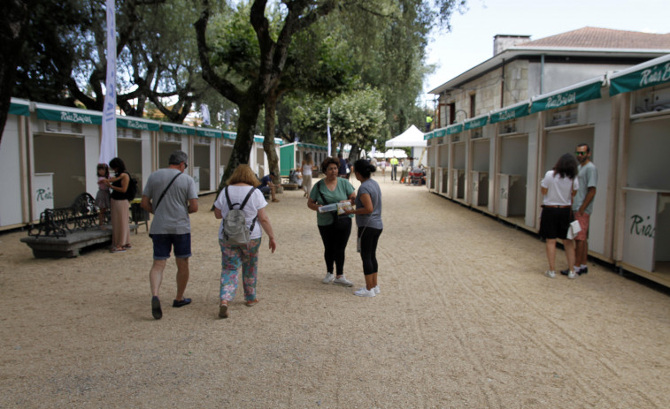 Rías Baixas ultima la apertura de las casetas de A Calzada con precios mínimos de 2,5 y 10 euros por copa y botella