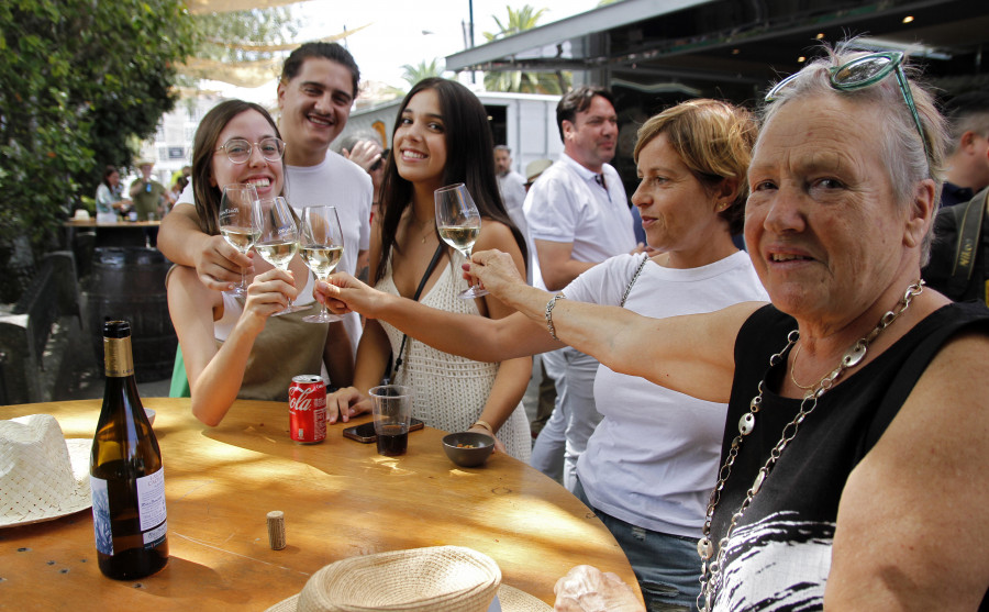 Un total de 44 bodegas levantan hoy la persiana de las casetas del Albariño