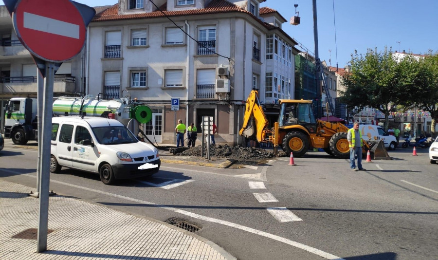 La obra para reparar una tubería en Carril provoca un monumental atasco en la entrada a la ciudad