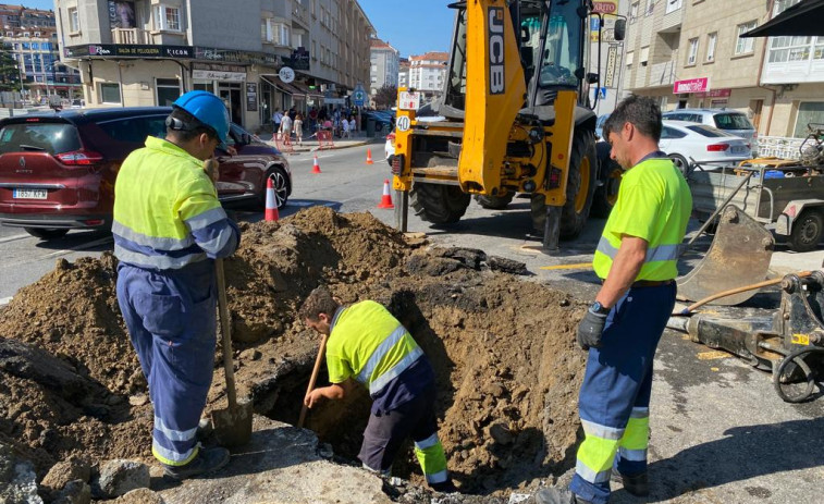 Arreglan la rotura de una tubería de agua en Portonovo