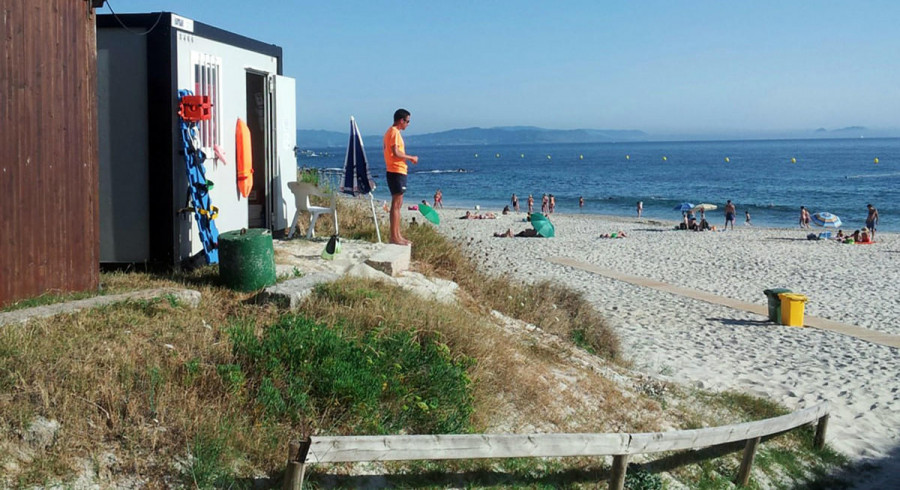 Los socorristas de Sanxenxo rescatan a un tripulante herido de una embarcación