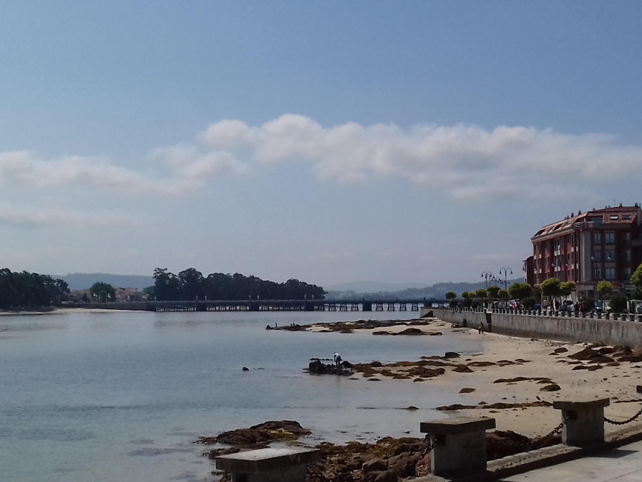 Emerxencias remolca una dorna volcada a la altura del puente de A Toxa