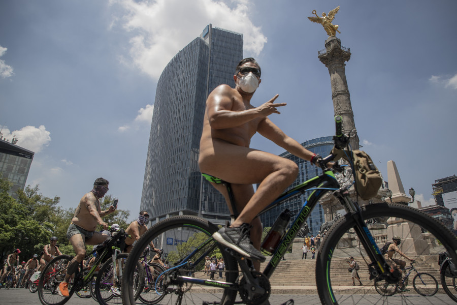 La polémica desnudez: Vía libre a los nudistas en las playas