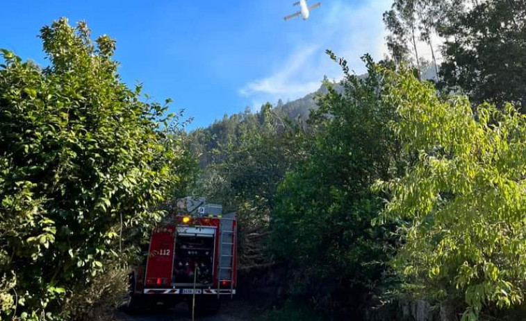 Un incendio activo en Boiro calcina al menos veinte hectáreas de arbolado