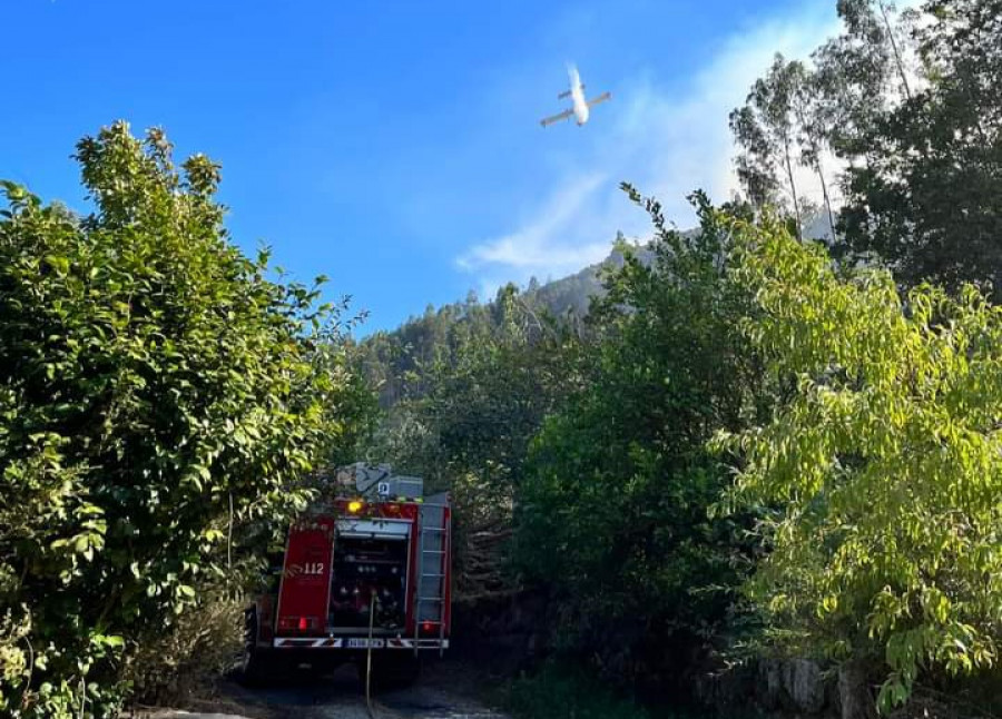 Un incendio activo en Boiro calcina al menos veinte hectáreas de arbolado