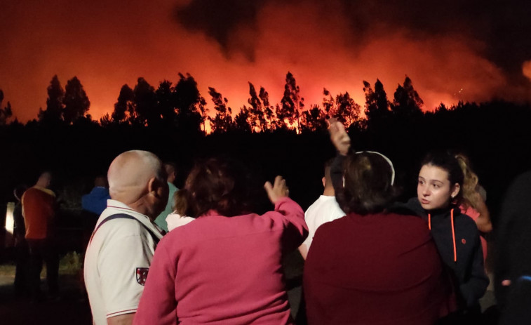 El incendio del Xiabre obliga a desalojar viviendas en Vilagarcía y Caldas