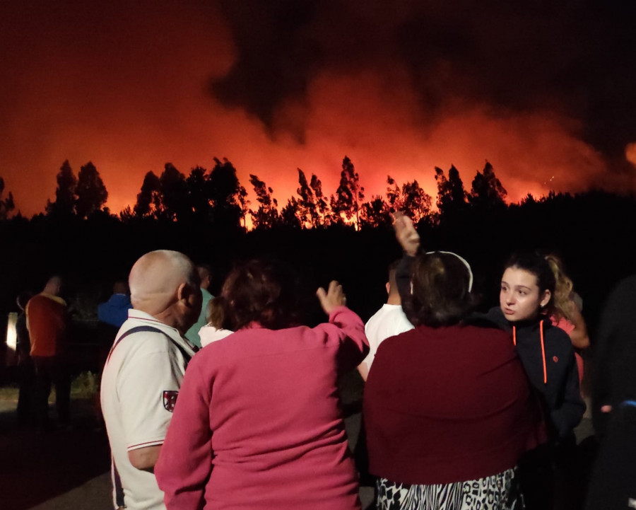 El incendio del Xiabre obliga a desalojar viviendas en Vilagarcía y Caldas