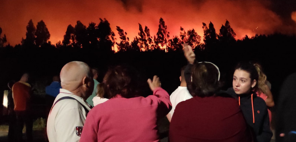 El incendio del Xiabre obliga a desalojar viviendas en Vilagarcía y Caldas