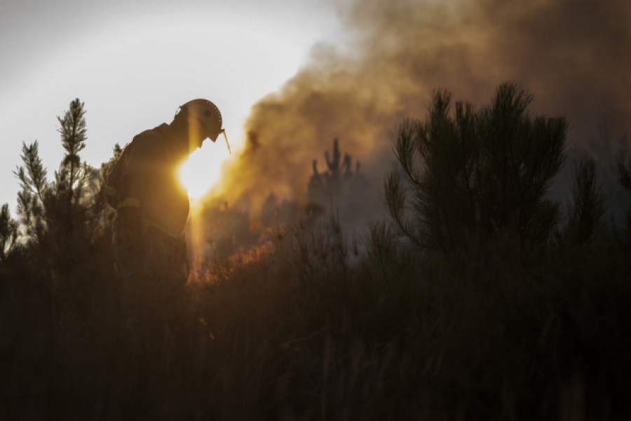 El fuego se vuelve a cebar con Galicia: mil hectáreas quemadas, desalojos y cortes