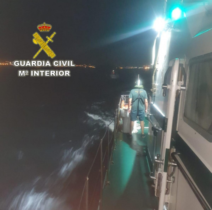 Una lancha de recreo con 10 personas a bordo impacta contra una batea en la ría de Pontevedra