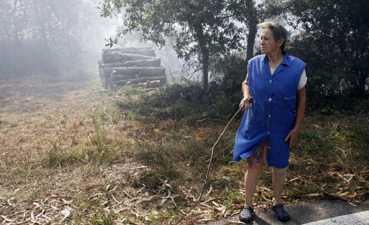 El peor incendio en años arrasa Xiabre y paraliza el polígono durante horas