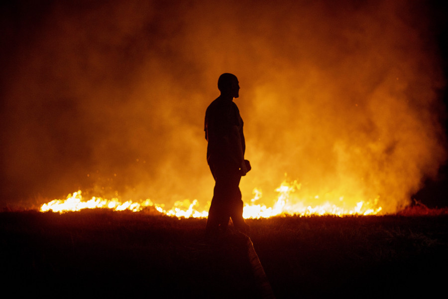 El rápido avance del fuego mantiene en vilo a la comarca de O Barbanza