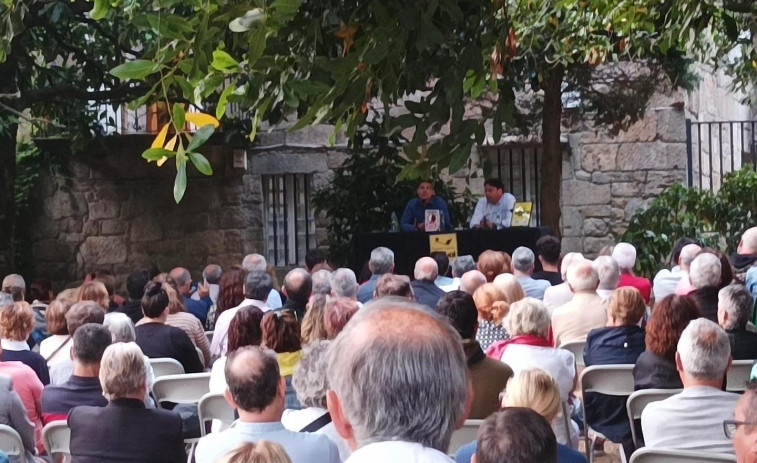 El periodista Jesús Cintora llena en la presentación de su último libro en Cambados