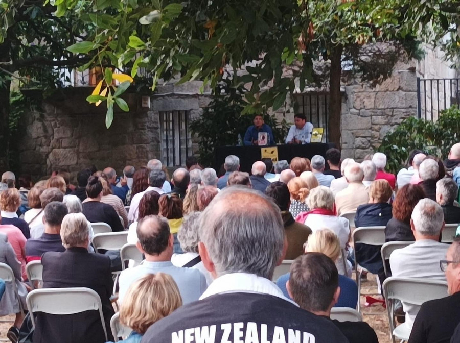 El periodista Jesús Cintora llena en la presentación de su último libro en Cambados