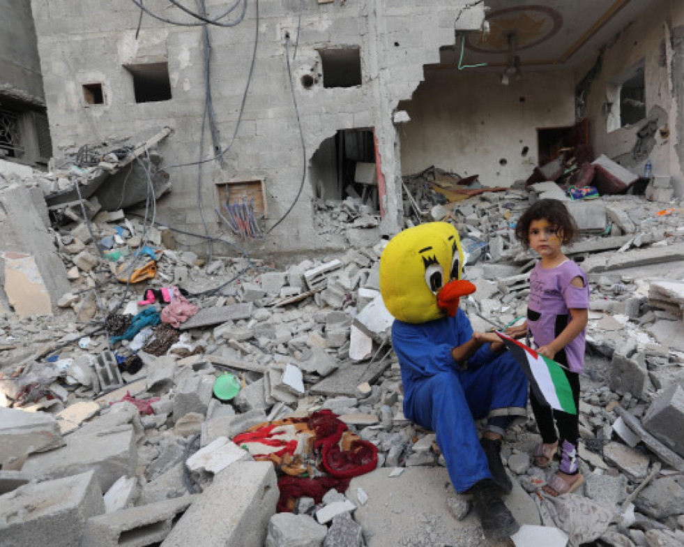 EuropaPress 4621230 09 august 2022 palestinian territories rafah palestinian clown interacts child 1