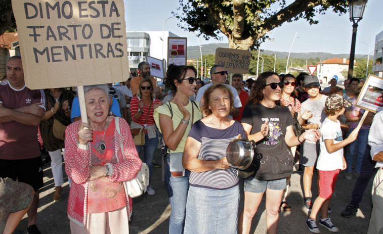 Vecinos de Coaxe reclaman al alcalde que derribe el galpón en el que se prevé la pirotecnia