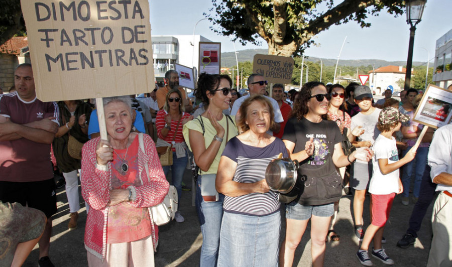 Vecinos de Coaxe reclaman al alcalde que derribe el galpón en el que se prevé la pirotecnia