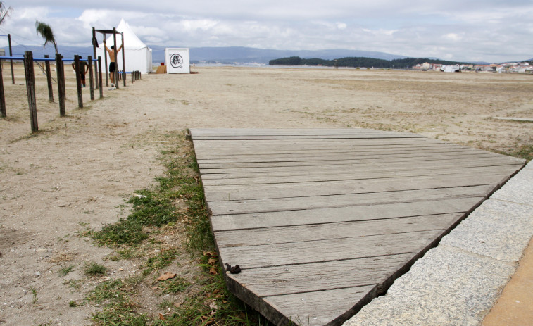 Usuarios de A Concha critican el abandono de la playa y su mala arena