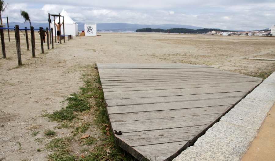 Usuarios de A Concha critican el abandono de la playa y su mala arena