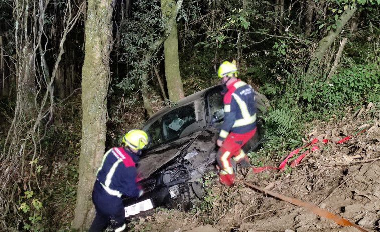 Un coche con dos ocupantes cae por un terraplén de cinco metros en Vilagarcía