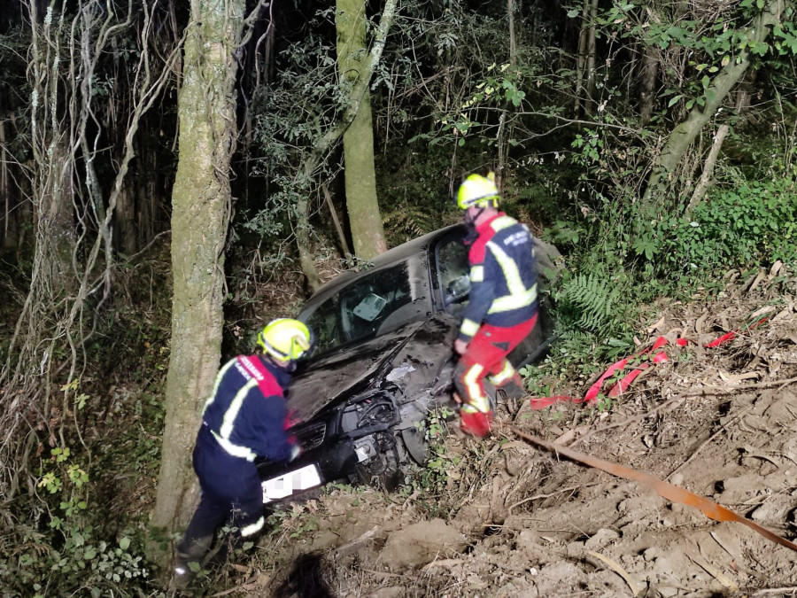 Un coche con dos ocupantes cae por un terraplén de cinco metros en Vilagarcía