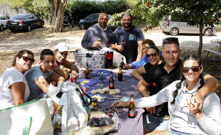 San Roquiño fue excusa para una gran comida campestre en Carril y hoy tendrá verbena al mediodía en Vilagarcía