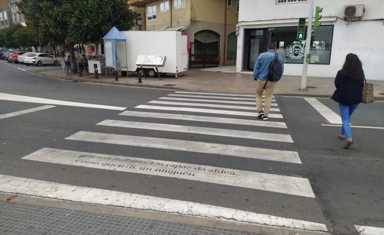 Dos personas sufren heridas en un atropello cuando cruzaban un paso de peatones en el Malecón de Ribeira