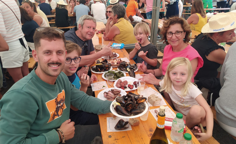 Servidos en Aguiño 1.100 kilos de mejillón al vapor y otros 200 kilos como condimento de dos paellas