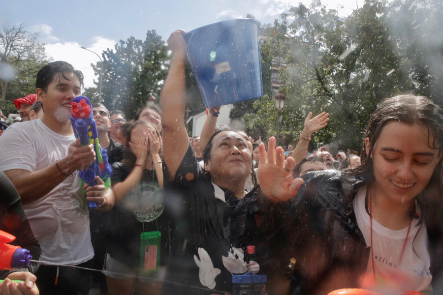 CRÓNICA | Diversión a golpe de pistolas de agua, cubos y un San Roque que se puso el chubasquero