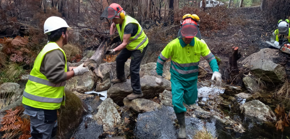 La Xunta trata de evitar los posibles arrastres de cenizas del gran incendio a dos regatos de Ribeira