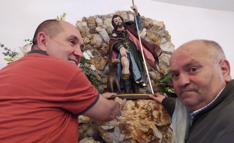 La imagen de San Roque da Granxa se queda sin salir en procesión en Ribeira a causa de la lluvia