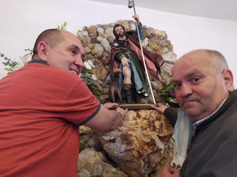 La imagen de San Roque da Granxa se queda sin salir en procesión en Ribeira a causa de la lluvia