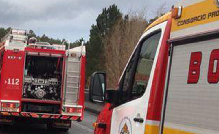 Herido un hombre que quedó atrapado bajo su tractor tras volcar en Ares