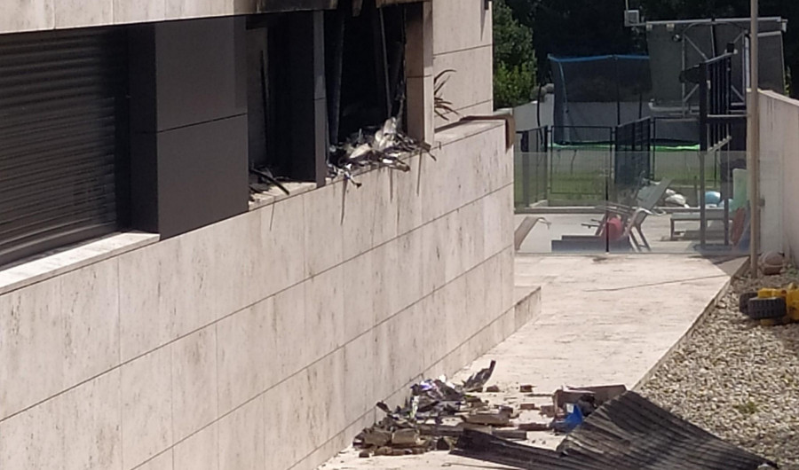 La perra familiar alerta del incendio en una vivienda de A Mámoa y salva a la dueña y sus dos hijos