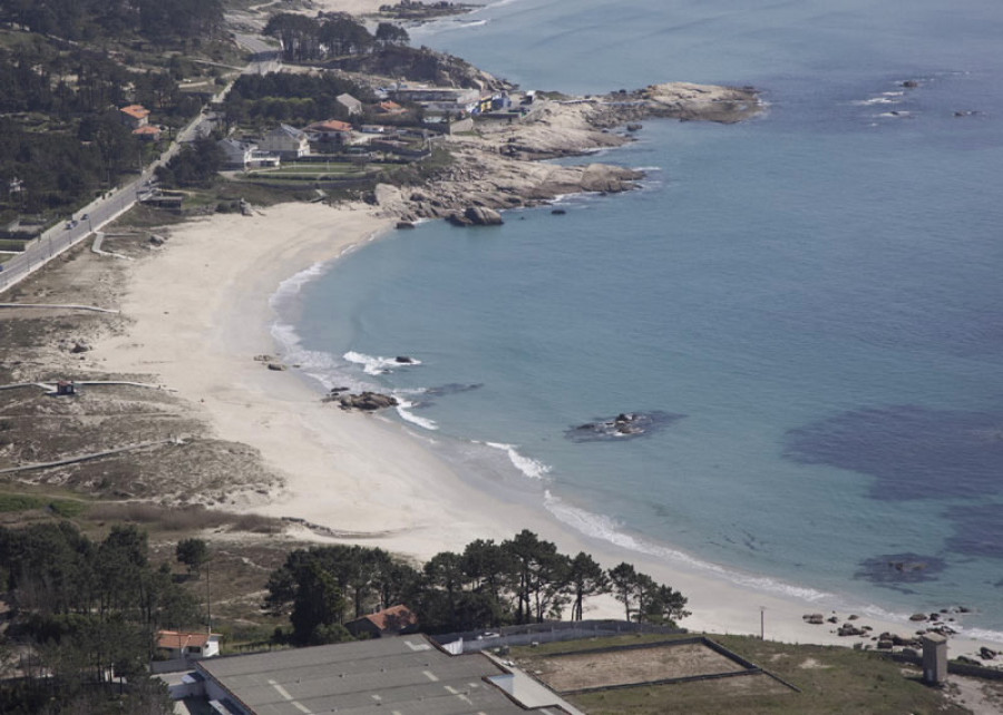 Una conductora colisiona contra dos coches aparcados frente a la playa de Raeiros tras deslumbrarse por el sol