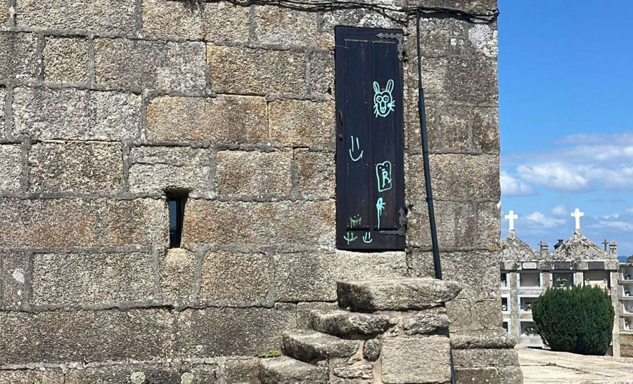 Aparecen nuevas pintadas en la iglesia de San Vicente de O Grove