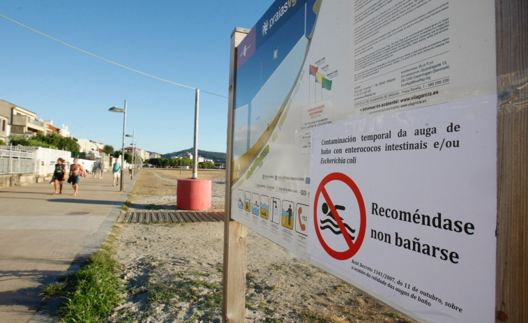 Ravella desaconseja el baño en prevención de posible contaminación en las playas y critica a la Xunta por avisar tarde