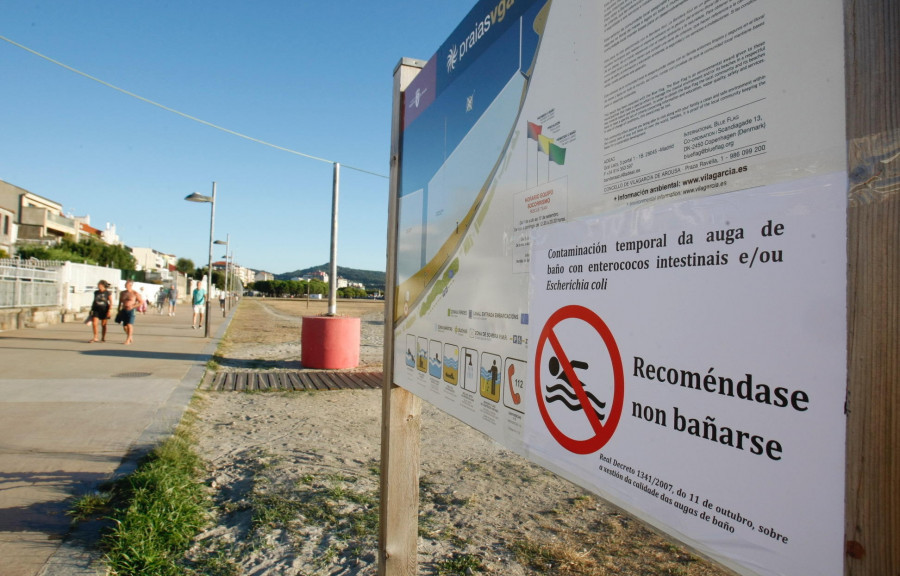 Ravella desaconseja el baño en prevención de posible contaminación en las playas y critica a la Xunta por avisar tarde