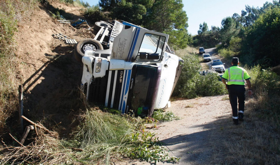 Un camión sufre un pinchazo y se despeña por un terraplén de 10 metros en la variante de Caldas