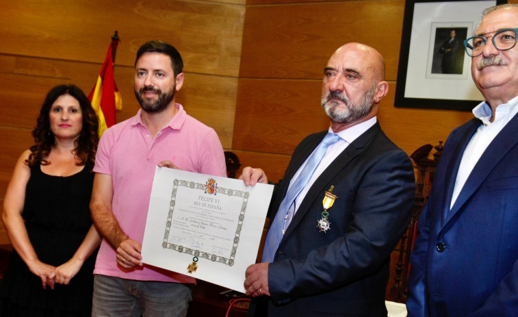 Imponen la Cruz de Plata de Isabel la Católica a un policía víctima de un atentado en Arousa en 1990