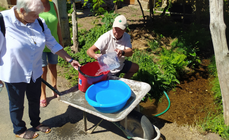 Los vecinos de As Carrouchas reclaman desde hace más de seis años al Concello de A Pobra la traída de agua