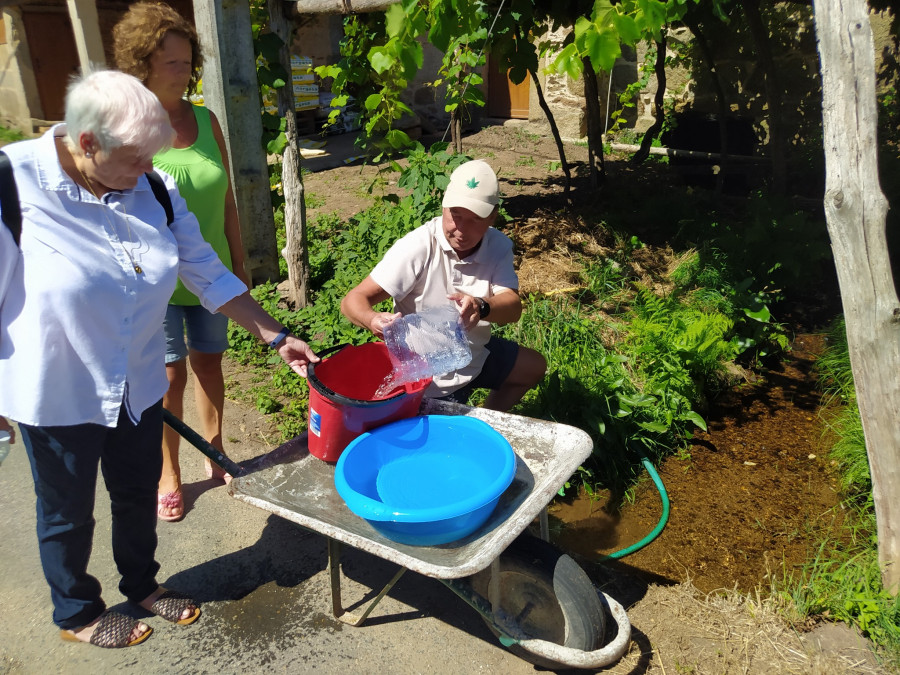 Los vecinos de As Carrouchas reclaman desde hace más de seis años al Concello de A Pobra la traída de agua