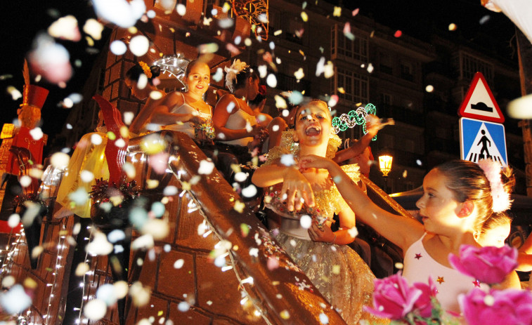 Vilagarcía despide sus Festas de San Roque con el desfile de carrozas y la gran “Gala contra as guerras”