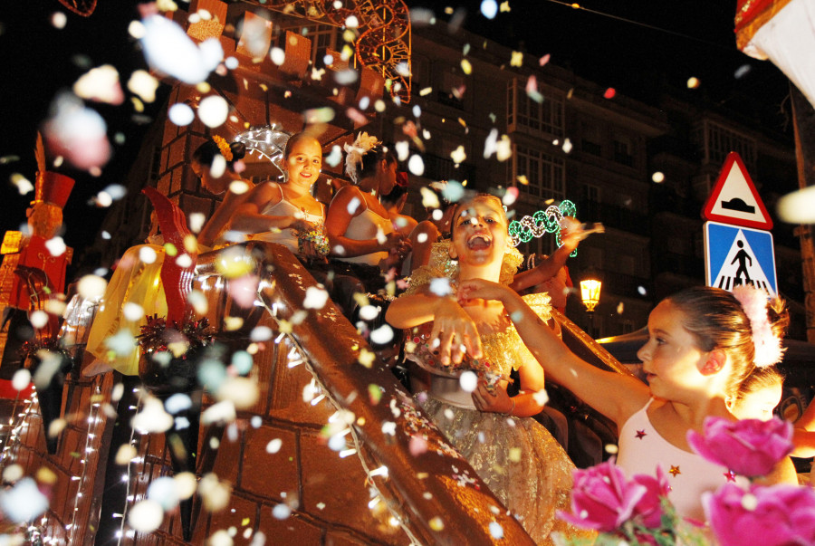 Vilagarcía despide sus Festas de San Roque con el desfile de carrozas y la gran “Gala contra as guerras”