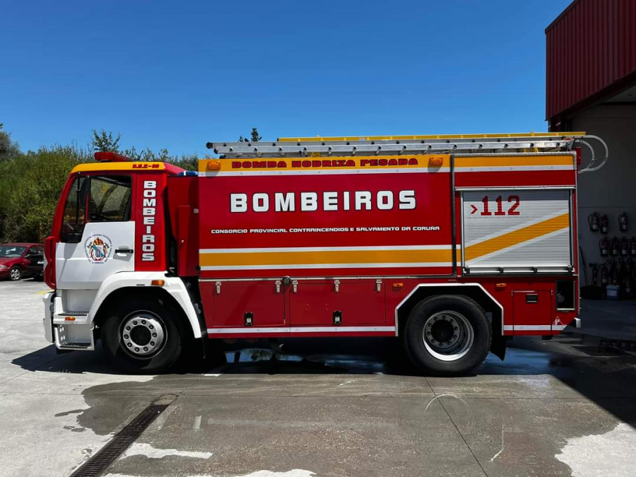 Un incendio forestal afecta a media hectárea de terreno en el lugar rianxeiro de Quintáns, cerca del río Ulla