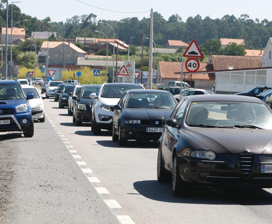 La comarca registra de nuevo importantes retenciones en las entradas y salidas a los municipios de costa