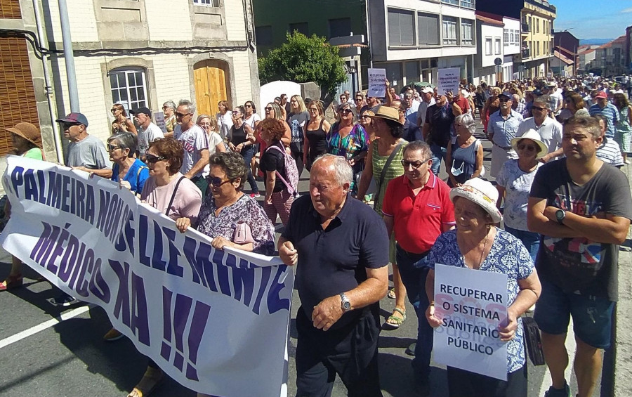 Unos 700 vecinos se manifiestan al grito de que el centro de salud de Palmeira “non se pecha”