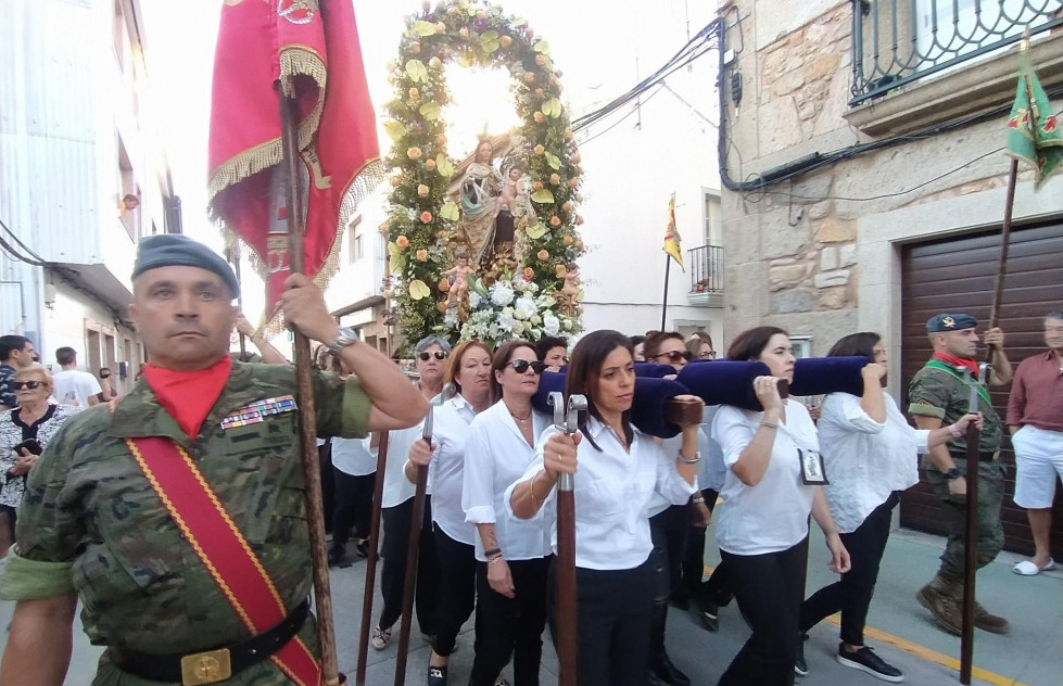Los los banderines y la Banda Militar de la Brilat custoriaron la imagen durante la procesión  Chechu Río