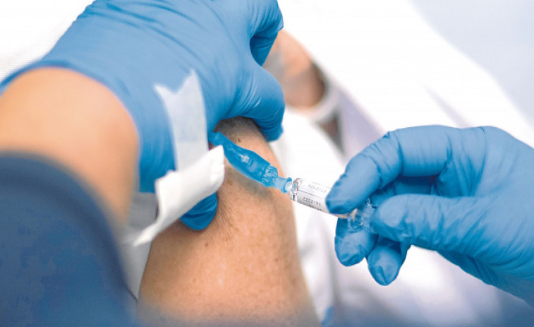 Galicia ofrecerá la vacuna de la gripe de forma simultánea a la cuarta dosis de la del covid