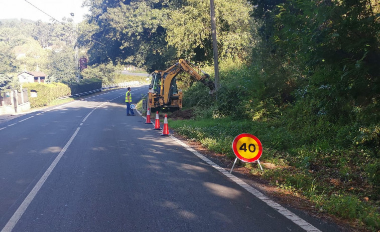 Iniciadas las obras de la senda que conectará, a través de la carretera AC-305, A Casilla, O Araño y Burés, en Rianxo